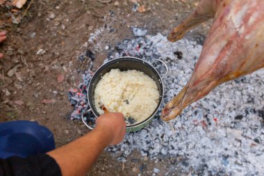 Közde pişmiş beyaz pirinç, kamp alanında.