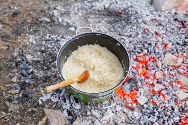 Közde pişmiş beyaz pirinç, kamp alanında.