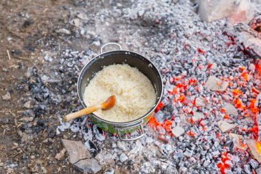 Közde pişmiş beyaz pirinç, kamp alanında.
