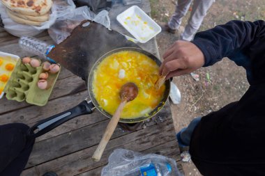 Kamp alanında tereyağıyla pişirilmiş yumurtalar..