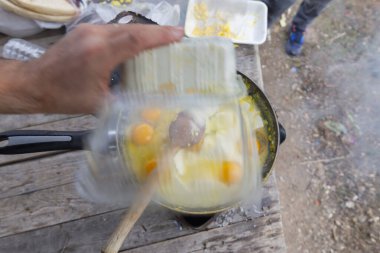 Kamp alanında tereyağıyla pişirilmiş yumurtalar..