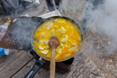 Kamp alanında tereyağıyla pişirilmiş yumurtalar..