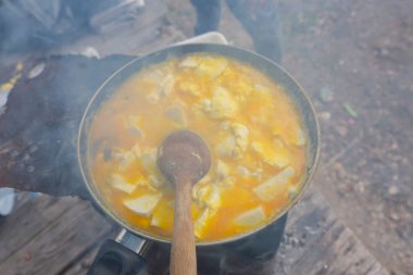 Kamp alanında tereyağıyla pişirilmiş yumurtalar..