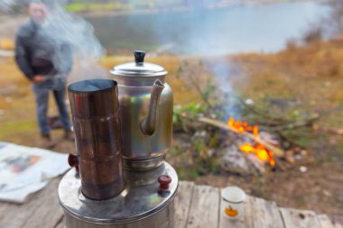 Türk samovar açık. Ateşte çift tencere üzerinde doğa dışında çay hazırlanması.