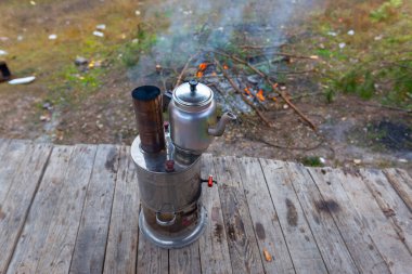 Türk samovar açık. Ateşte çift tencere üzerinde doğa dışında çay hazırlanması.