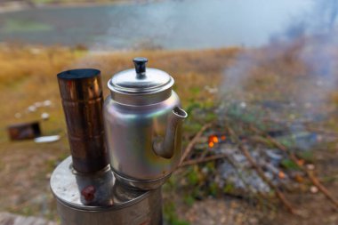 Türk samovar açık. Ateşte çift tencere üzerinde doğa dışında çay hazırlanması.