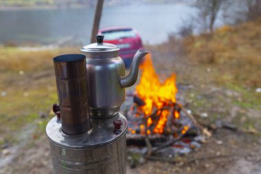 Türk samovar açık. Ateşte çift tencere üzerinde doğa dışında çay hazırlanması.