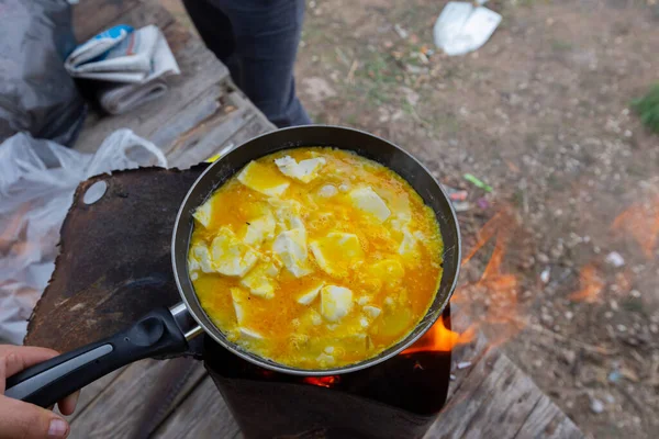 キャンプ場で村のバターで調理された卵 — ストック写真