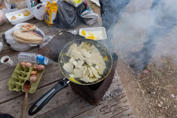 キャンプ場で村のバターで調理された卵 — ストック写真