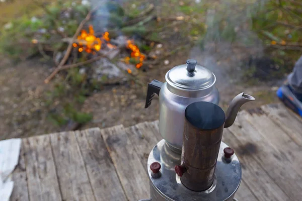 トルコのサモバーアウトドア 火の上のダブルポットで自然の外でお茶を準備 — ストック写真
