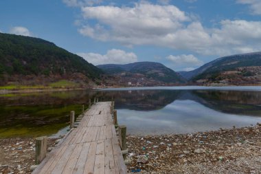 Bolu 'nun Goynuk ilçesine bağlı Cubuk Gölü. Yel değirmenleriyle güzel göl manzarası.