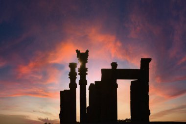 İran 'ın Şiraz kentinde ve Pers İmparatorluğu' nun başkentinde yer alan Persepolis, yaklaşık 2500 yıl önce Pers Kralı I. Darius tarafından kuruldu..
