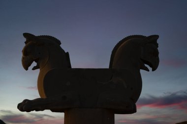 İran 'ın Şiraz kentinde ve Pers İmparatorluğu' nun başkentinde yer alan Persepolis, yaklaşık 2500 yıl önce Pers Kralı I. Darius tarafından kuruldu..