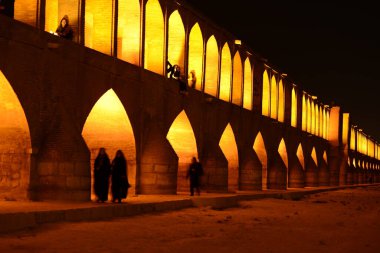 İsfahan 'daki Khaju Köprüsü İran' da alacakaranlıkta aydınlandı.