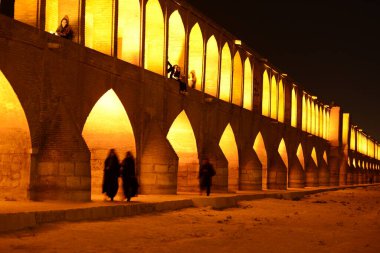 İsfahan 'daki Khaju Köprüsü İran' da alacakaranlıkta aydınlandı.