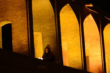 İsfahan 'daki Khaju Köprüsü İran' da alacakaranlıkta aydınlandı.