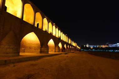 İsfahan 'daki Khaju Köprüsü İran' da alacakaranlıkta aydınlandı.