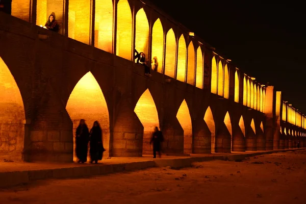 イスファハンのカジュー橋はイランの夕暮れ時にライトアップされた — ストック写真