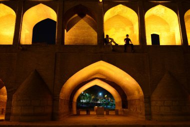 İsfahan 'daki Khaju Köprüsü İran' da alacakaranlıkta aydınlandı.