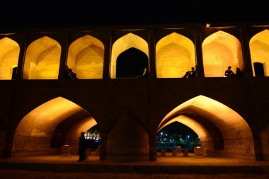 İsfahan 'daki Khaju Köprüsü İran' da alacakaranlıkta aydınlandı.