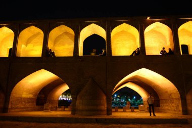 İsfahan 'daki Khaju Köprüsü İran' da alacakaranlıkta aydınlandı.