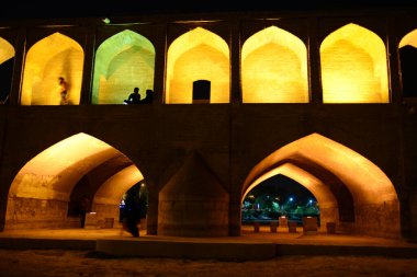 İsfahan 'daki Khaju Köprüsü İran' da alacakaranlıkta aydınlandı.
