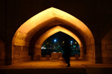 İsfahan 'daki Khaju Köprüsü İran' da alacakaranlıkta aydınlandı.