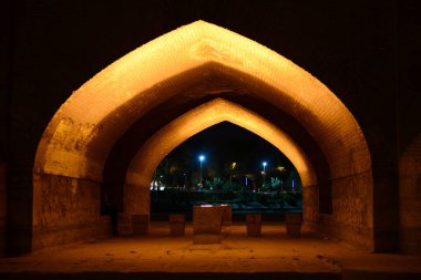 İsfahan 'daki Khaju Köprüsü İran' da alacakaranlıkta aydınlandı.