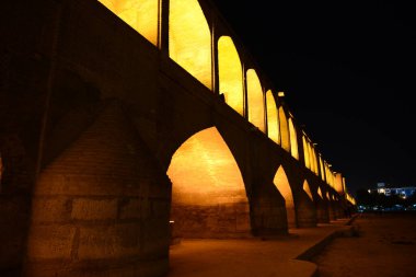 İsfahan 'daki Khaju Köprüsü İran' da alacakaranlıkta aydınlandı.