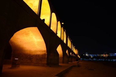 İsfahan 'daki Khaju Köprüsü İran' da alacakaranlıkta aydınlandı.