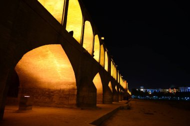 İsfahan 'daki Khaju Köprüsü İran' da alacakaranlıkta aydınlandı.