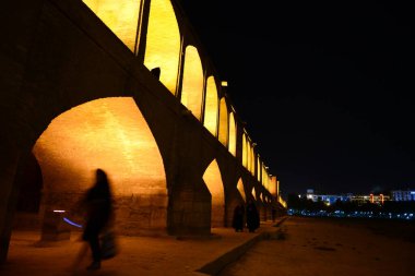 İsfahan 'daki Khaju Köprüsü İran' da alacakaranlıkta aydınlandı.