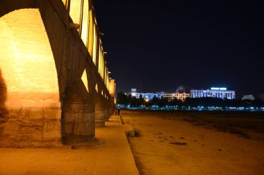 İsfahan 'daki Khaju Köprüsü İran' da alacakaranlıkta aydınlandı.