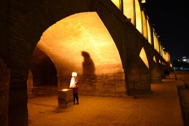 İsfahan 'daki Khaju Köprüsü İran' da alacakaranlıkta aydınlandı.