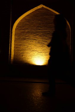 İsfahan 'daki Khaju Köprüsü İran' da alacakaranlıkta aydınlandı.