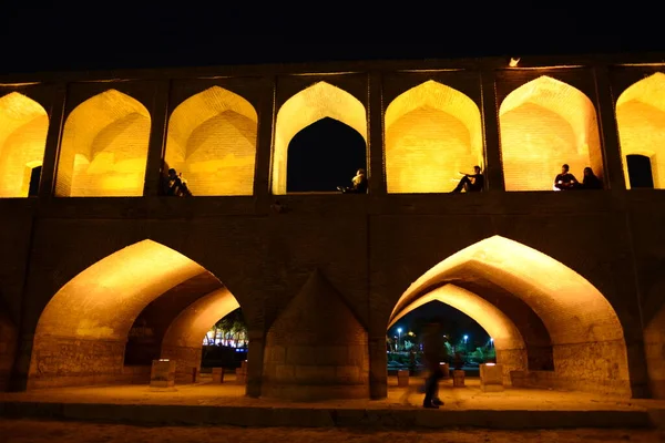 伊朗伊斯法罕的Khaju桥在黄昏时被点燃 — 图库照片