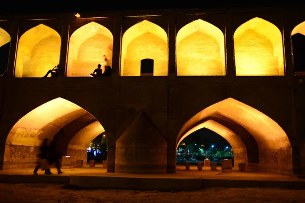 สะพานเขาจ ในอ สฟาฮานสว างข นในตอนค าในอ — ภาพถ่ายสต็อก