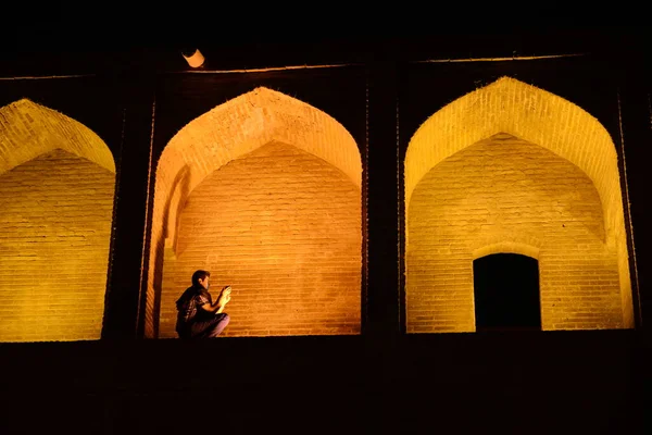 伊朗伊斯法罕的Khaju桥在黄昏时被点燃 — 图库照片