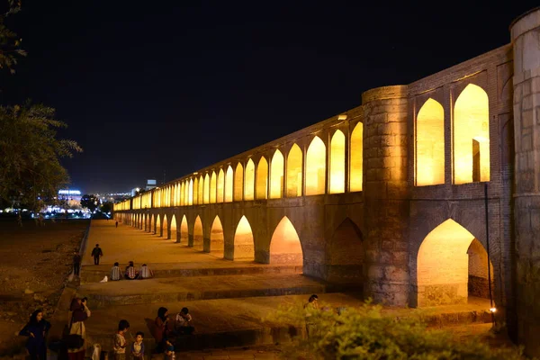 İsfahan 'daki Khaju Köprüsü İran' da alacakaranlıkta aydınlandı.