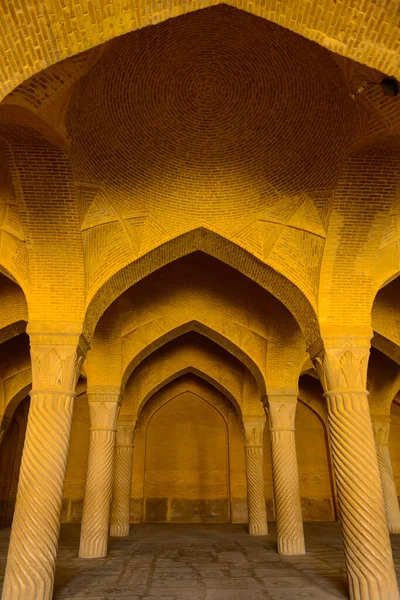 Vakil Mesquita Sala Oração Com Pilares Espiral Pedras Telhas Iluminadas — Fotografia de Stock