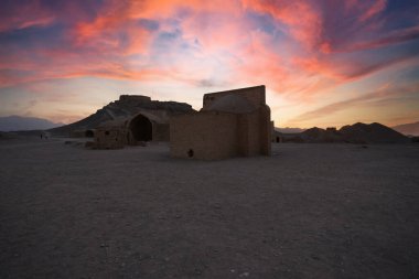 Yazd, İran'ın Zerdüştçülük tarafından inşa sessizlik kuleleri yakınındaki Harabeleri