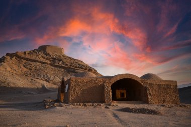 Yazd, İran'ın Zerdüştçülük tarafından inşa sessizlik kuleleri yakınındaki Harabeleri