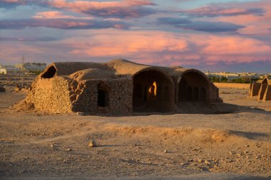 Yazd, İran'ın Zerdüştçülük tarafından inşa sessizlik kuleleri yakınındaki Harabeleri