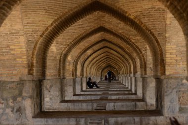 Si-o-se pol Köprüsü, İsfahan, İran 'da 1602 yılında inşa edildi. 33 kemeri var. İsfahan 'ın sembolü..