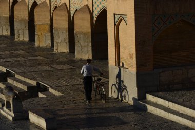 Si-o-se pol Köprüsü, İsfahan, İran 'da 1602 yılında inşa edildi. 33 kemeri var. İsfahan 'ın sembolü..