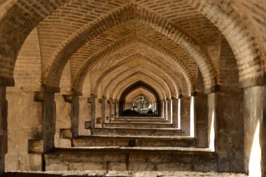 Si-o-se pol Köprüsü, İsfahan, İran 'da 1602 yılında inşa edildi. 33 kemeri var. İsfahan 'ın sembolü..