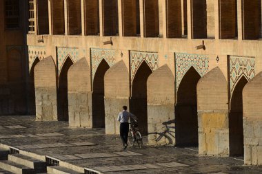 Si-o-se pol Köprüsü, İsfahan, İran 'da 1602 yılında inşa edildi. 33 kemeri var. İsfahan 'ın sembolü..