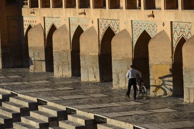 Si-o-se pol Köprüsü, İsfahan, İran 'da 1602 yılında inşa edildi. 33 kemeri var. İsfahan 'ın sembolü..