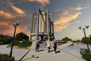 İran 'ın Haman kentindeki İbn-i Sina (Avicenna) mozolesinde mezar