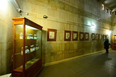 İran 'ın Haman kentindeki İbn-i Sina (Avicenna) mozolesinde mezar